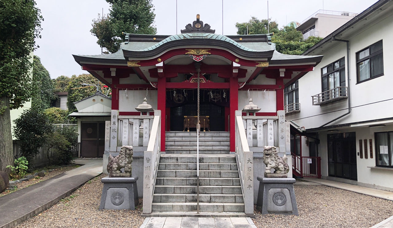 七倉児童遊園に隣接する七倉稲荷神社