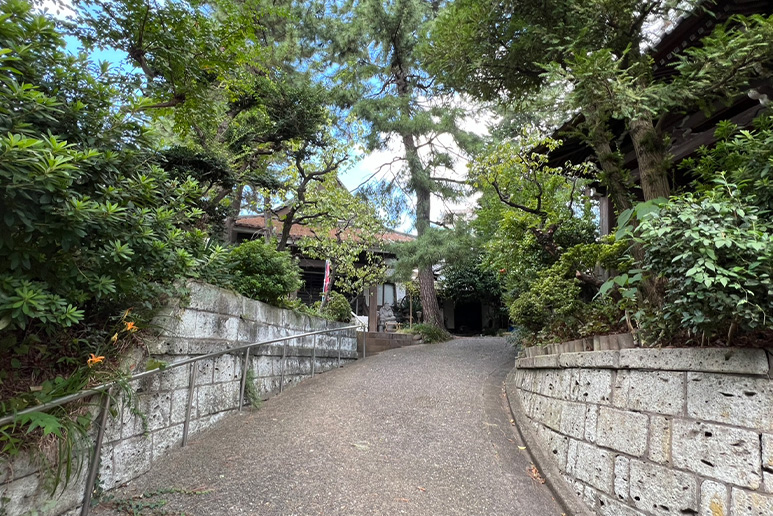 東京都文京区小石川にある深光寺の境内