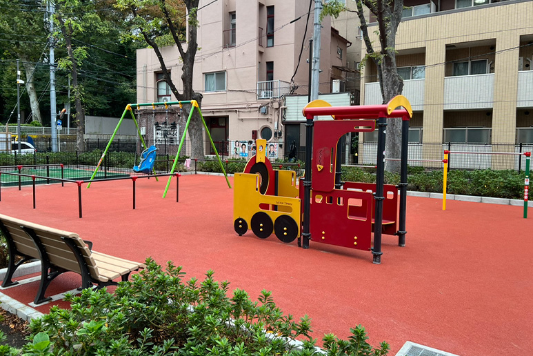 窪町東公園の遊具