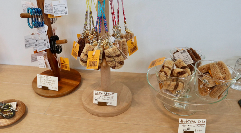 カメノコカラビナ¥440 CoCoストラップ¥770 亀の子たわしCoCo¥440