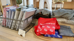 ランチトート ¥2,420 カメノコマルシェトート ¥1,980